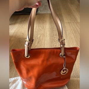 Shoulder bag patent leather